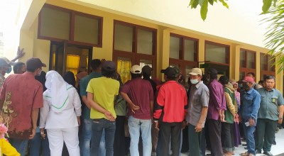 Ratusan Warga Geruduk Pengadilan Dukung Kades Terdakwa Penipuan PTSL