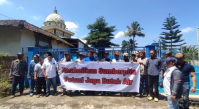 Protes Kesulitan Air, Warga Segel Tandon di Desa Wringinanom Malang