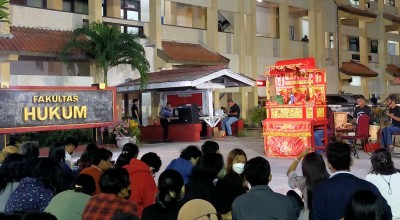 Ketika Wayang Potehi asal Jombang Ditampilkan di Fakultas Hukum Untag Surabaya