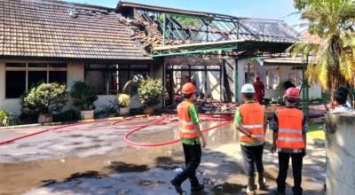 Wisma Gerbera Kompleks Perumahan Dinas PT Petrokimia Gresik Terbakar