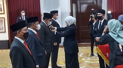 Belasan OPD Pemprov Jatim Terima Medali Jer Basuki Mawa Beya Perak