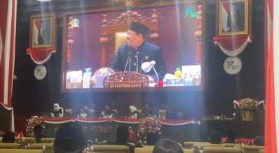 Momen Anwar Sadad Lempar Pantun ke Gubernur Khofifah, Milih Gubernur Opo Wapres?