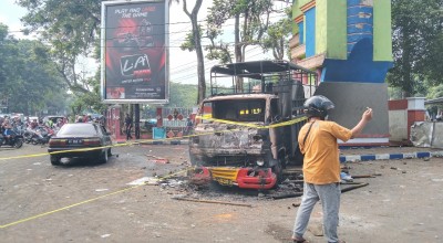 Bangkai Mobil Polisi di Stadion Kanjuruhan Malang Jadi Objek Swafoto Dadakan