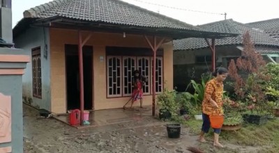 Banjir di Blitar Mulai Surut, Warga Bersih-bersih Rumah