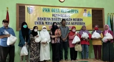 Tak Dapat BLT BBM, Warga Miskin di Jombang Terima Bantuan Sembako dari Desa