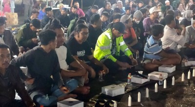Disambut Hangat Aremania, Rombongan Bonek Tabur Bunga di Gate 13 Kanjuruhan