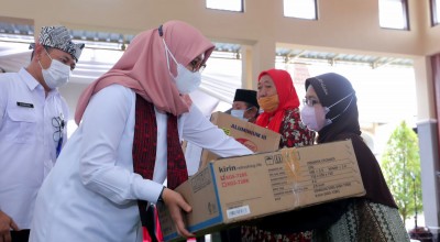 Bupati Ipuk Bagikan Alat Usaha untuk Ribuan Warga saat Festival Kanggo Riko