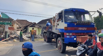 Bus Pariwisata Tabrak Dua Rumah, 8 Orang Terluka