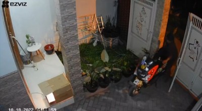 Aksi Komplotan Bandit Gondol Motor Nmax di Ngoro Mojokerto Terekam CCTV