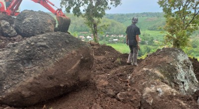 Antisipasi Longsor, BPBD Jombang Evakuasi Batu di Lereng Bukit