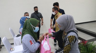 Menaker Salurkan Bantuan Subsidi Upah Bagi 2.687 Pekerja