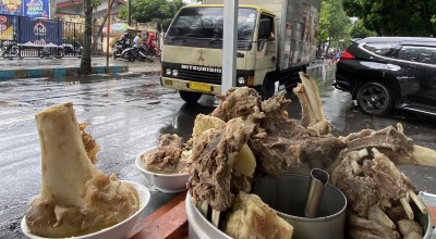 Sensasi Krokot-krokot Bakso Iga Cak Met Pare di Tengah Hujan Syahdu