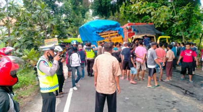 Truk Tronton Rem Blong Seruduk Elf Bermuatan 13 Orang dan Tiga Kendaraan