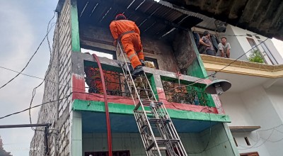Rumah Dua Lantai Terbakar, 10 Mobil Damkar Dikerahkan