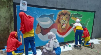 Siswa SD di Surabaya Dukung Persaudaraan Bonek-Aremania Pascatragedi Kanjuruhan