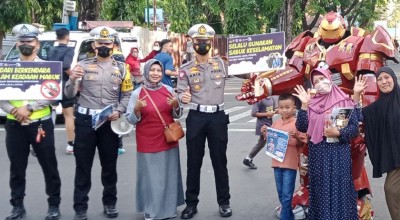 Sosok Iron Man Dilibatkan dalam Kampanye Tertib Lalu Lintas di Lamongan