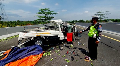 Pikap Ringsek Tabrak Guardrail Jalan Tol, Satu Penumpang Tewas