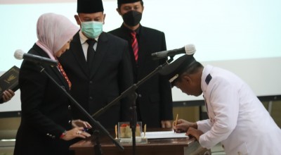 Wali Kota Batu Dewanti Rumpoko Lantik 5 Kepala Desa Terpilih, Ini Pesannya
