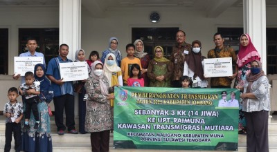 Bupati Mundjidah Beri Motivasi dan Doa 14 Warga Jombang Berangkat Transmigrasi