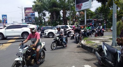 Kabel Melintang Halangi Lalu Lintas Depan Marvel Ngagel, Hat-hati Rek..