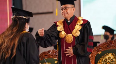 Rektor Ubaya Minta Lulusan Kampusnya Terus Belajar dan Menambah Wawasan