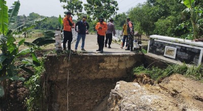Tanah Sisi Jembatan Longsor, Warga Desa Luwihaji Bojonegoro Kerja Bakti