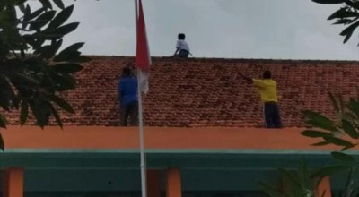 Siswa SMA Nangis Naik Genting Gegara HP Disita, Mau Bunuh Diri?