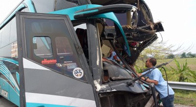 Pilihan Pembaca: Bus Tabrak Truk di Tol Jombang