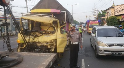 Nahas, Truk TabrakTrailer Berhenti Mendadak, Sopir Patah Kaki