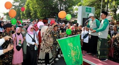 Puncak Hari Santri di Kota Pasuruan, Gus Ipul Jalan Sehat Sarungan Bareng Warga