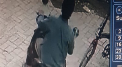 Maling Berpeci Gondol Motor Honda Scoopy saat Pemiliknya Tidur Siang