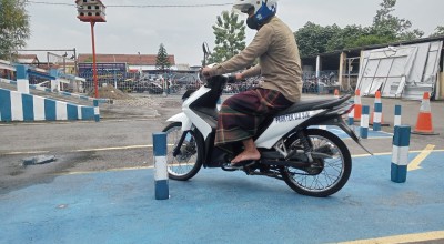 Ujian Praktik SIM C di Samsat Jombang Pakai Sarung, Lulus gak ya?