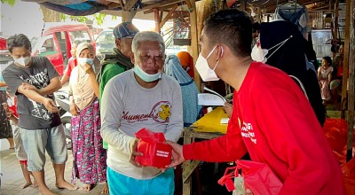 BIN Bagikan Ratusan Paket Vitamin untuk Jaga Kondisi Kesehatan Warga Gresik