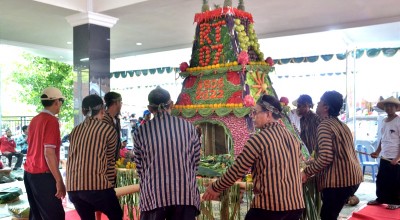 Puluhan Gunungan Meriahkan Sedekah Bumi di Setro, Gresik