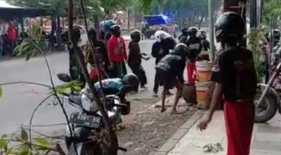 Polisi Berdalih Bentrok Massa Pesilat di Lamongan Dipicu Lemparan Misterius