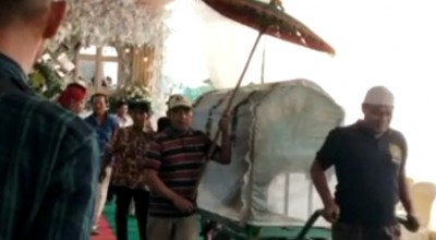 Viral Video Iring-iringan Pengantar Jenazah Melewati Tenda Pernikahan