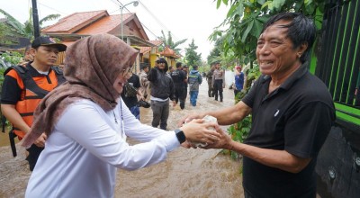 Keliling Temui Warga Terdampak Banjir, Bupati Ipuk: Jangan Buang Sampah di Kali