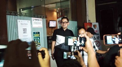 Juragan99 Usai Diperiksa: Senyum, Coba Hindari Wartawan, Hampir Tercebur Kolam