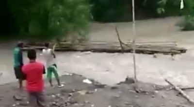 Jembatan Darurat Penghubung Beberapa Dusun di Bojonegoro Hanyut Tersapu Banjir