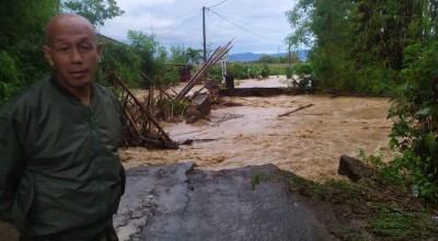 Jembatan Sepanjang 20 Meter Penghubung 2 Desa Hanyut Terbawa Arus Banjir