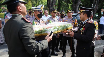 Kapolres Beri Kejutan untuk Kodim 0827 di Peringatan HUT ke-77 TNI