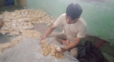 Cuaca Tak Tentu, Pembuat Kerupuk di Jombang Kurangi Produksi