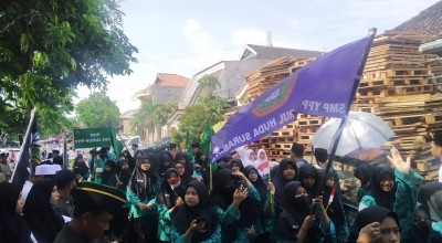Ribuan Pelajar Surabaya Ramaikan Kirab Resolusi Jihad Hari Santri Nasional 2022