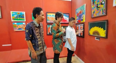 Menengok Puluhan Karya Lukis Anak 'Istimewa' di Kompleks Balai Pemuda