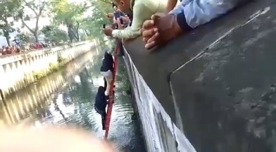 Aksi Polisi Evakuasi Maling HP dari Sungai Usai Dilempari Warga