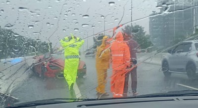 Mobil McLaren Kecelakaan di Tol Juanda-Waru