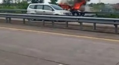 Daihatsu Xenia Hangus Terbakar di Jalan Tol Jomo