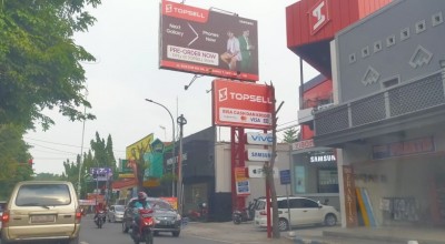 Reklame Bodong Terpasang di Jalur Tertib Lalu Lintas Jombang