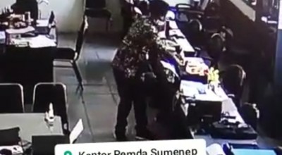 Viral Video Seorang Pria Curi Empat Laptop di Kantor Pemkab