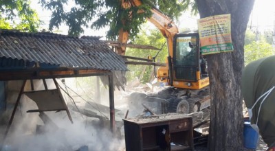 Pelebaran Jalan Raya Manyar Gresik, Puluhan Kios Dibongkar